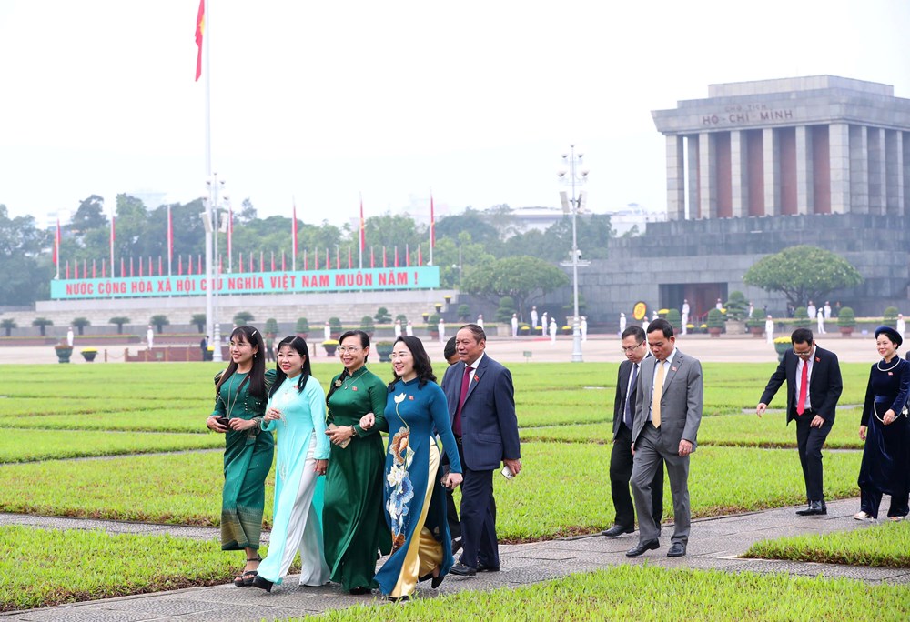 Lãnh đạo Đảng, Nhà nước và các đại biểu Quốc hội vào Lăng viếng Chủ tịch Hồ Chí Minh - ảnh 4