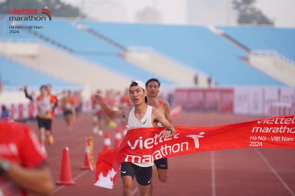 Nguyễn Thị Oanh phá kỷ lục quốc gia tại Viettel Marathon Hà Nội 2024 - ảnh 2