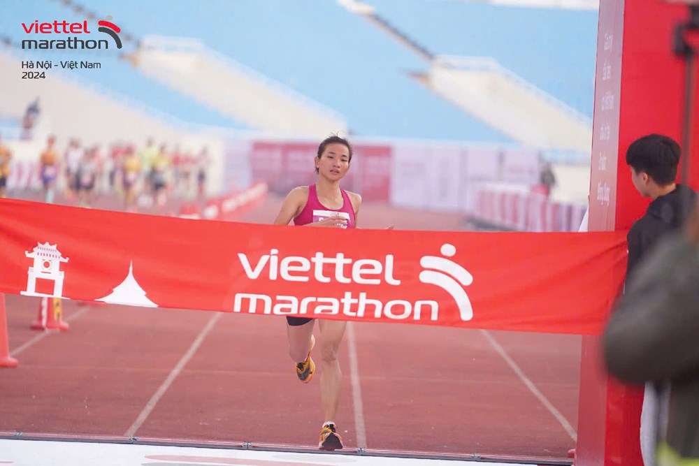 Nguyễn Thị Oanh phá kỷ lục quốc gia tại Viettel Marathon Hà Nội 2024 - ảnh 1