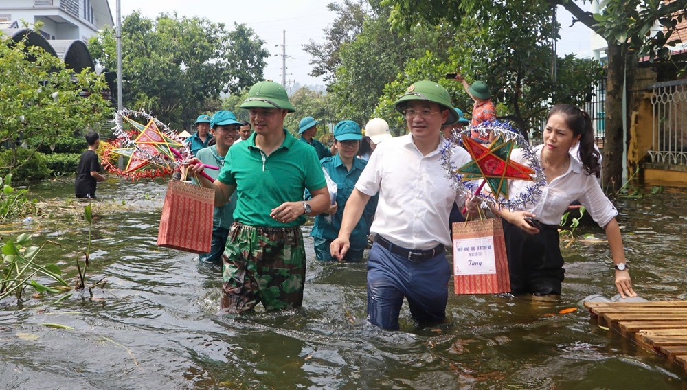 Nghệ sĩ Xuân Bắc và Tự Long vui Trung thu với trẻ em vùng lũ Sơn Tây - ảnh 3