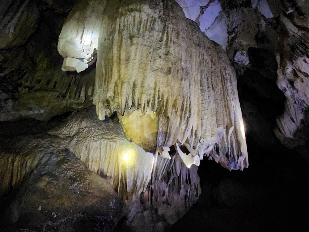 Phát hiện hang động mới có nước ngầm, thạch nhũ siêu đẹp ở Thanh Hóa - ảnh 1