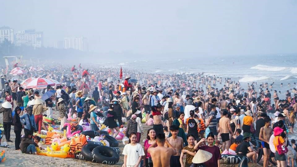 Bãi biển Sầm Sơn ken cứng du khách giải nhiệt - ảnh 2