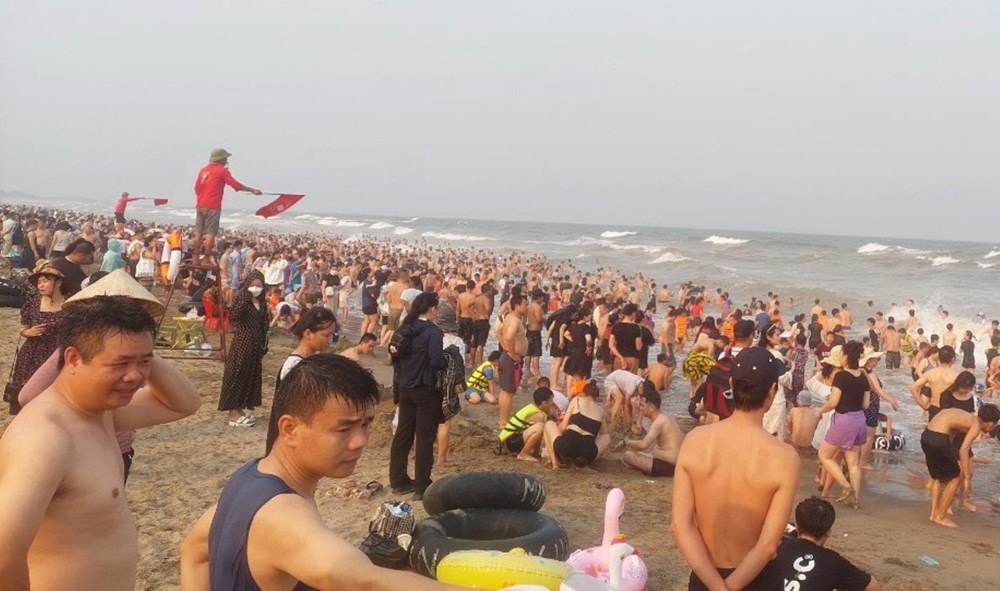 Bãi biển Sầm Sơn ken cứng du khách giải nhiệt - ảnh 6