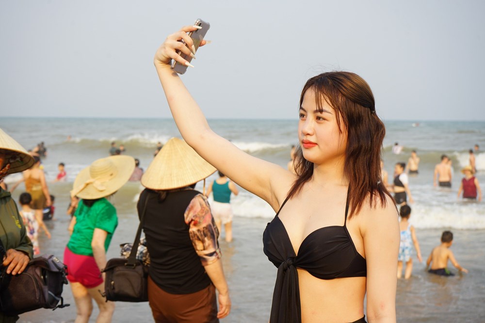 Bãi biển Sầm Sơn ken cứng du khách giải nhiệt - ảnh 8