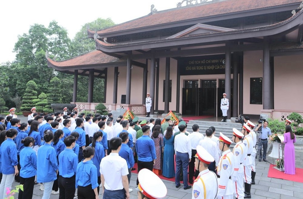 Lãnh đạo tỉnh Thanh Hóa dâng hương, dâng hoa tưởng niệm Chủ tịch Hồ Chí Minh - ảnh 3
