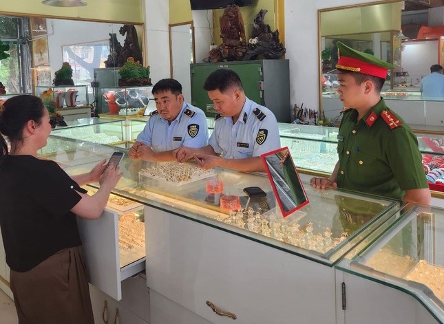 Bán hàng giả mạo nhãn hiệu, công ty vàng bạc nổi tiếng ở Thanh Hoá bị phạt hơn 200 triệu đồng   - ảnh 1