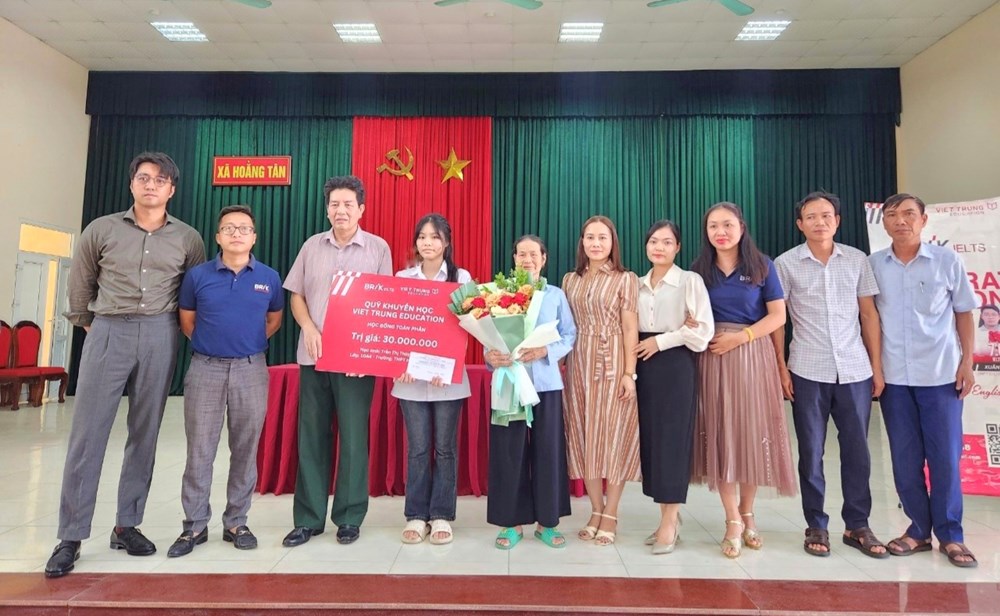 Quỹ khuyến học Việt Trung Education trao học bổng và nhận đỡ đầu học sinh có hoàn cảnh đặc biệt khó khăn - ảnh 2