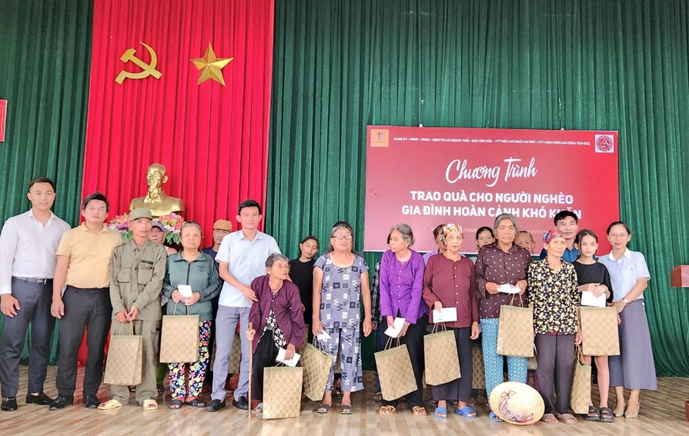 Báo Văn Hoá tặng quà cho người nghèo ở Thanh Hoá - ảnh 1
