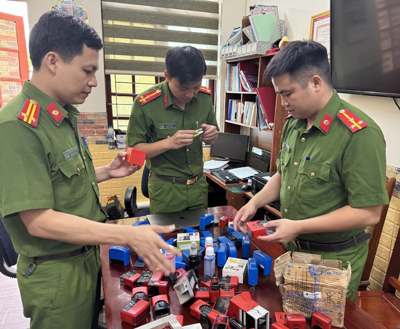 Làm giả giấy tờ mua bán hàng trăm ô tô, chiếm đoạt trên 50 tỉ đồng - ảnh 1