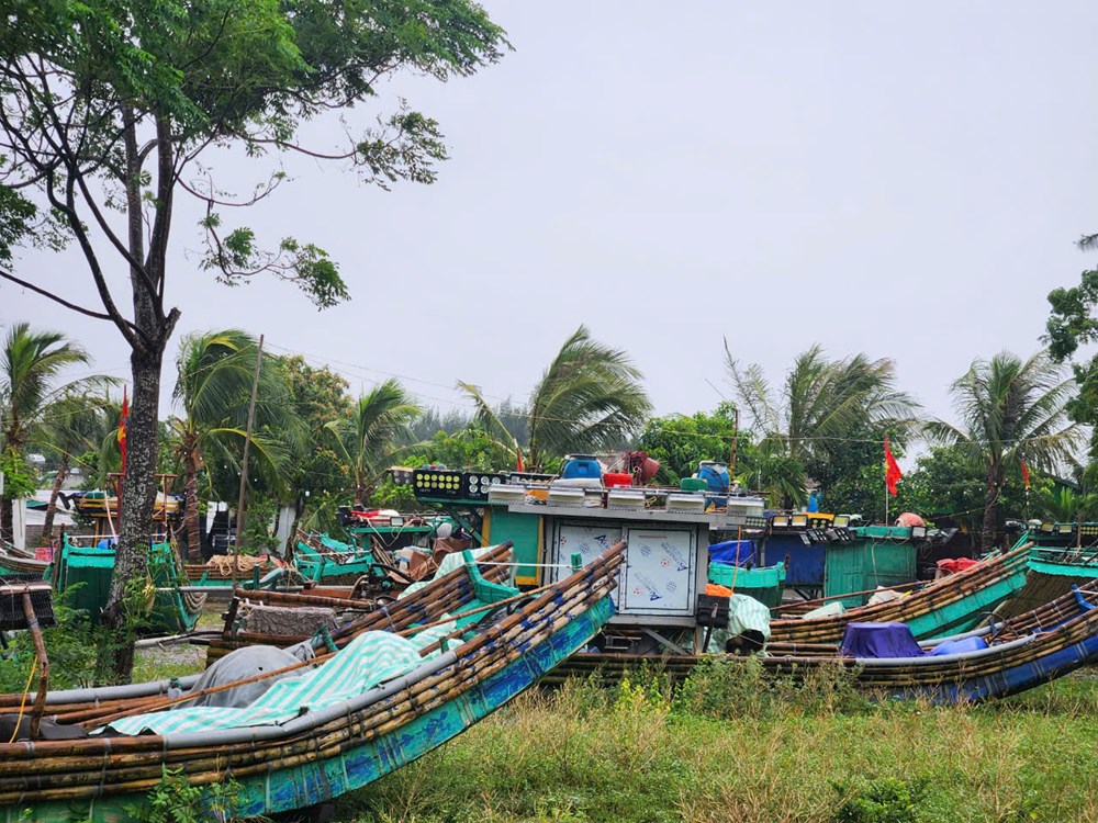 Thanh Hoá bắt đầu mưa lớn, đường phố, bãi biển vắng tanh trước giờ bão số 3 đổ bộ - ảnh 4