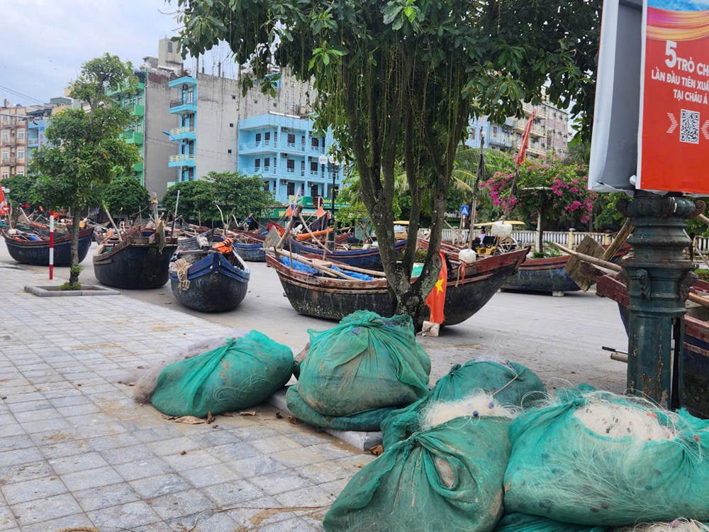 Thanh Hoá bắt đầu mưa lớn, đường phố, bãi biển vắng tanh trước giờ bão số 3 đổ bộ - ảnh 1