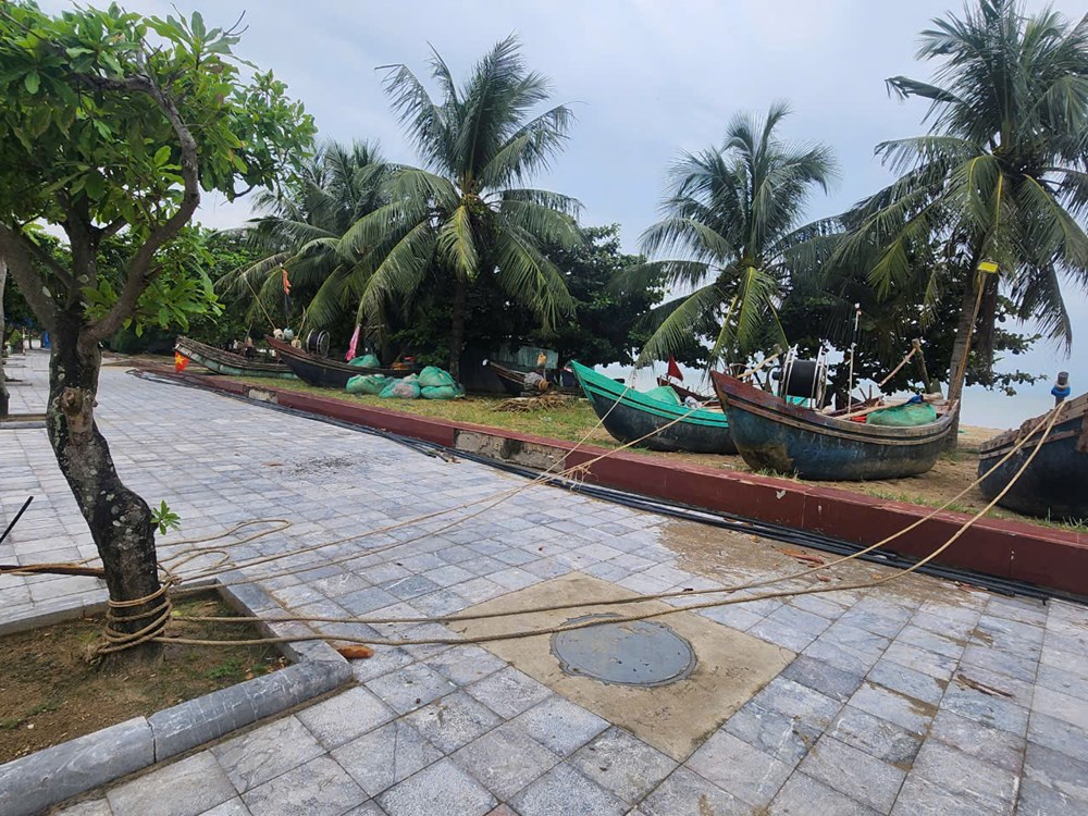 Thanh Hoá bắt đầu mưa lớn, đường phố, bãi biển vắng tanh trước giờ bão số 3 đổ bộ - ảnh 2