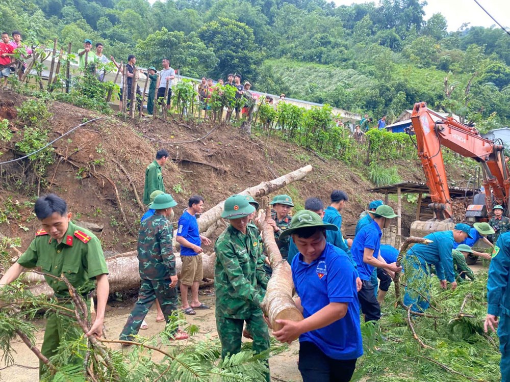 Xúc động hình ảnh chiến sĩ Công an giúp dân sau bão số 3 - ảnh 1