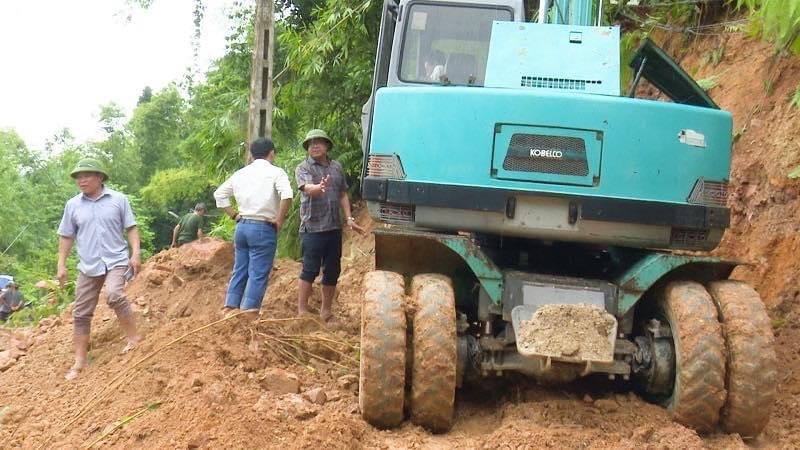 Nhiều tuyến đường miền núi Thanh Hoá sạt lở nghiêm trọng - ảnh 2