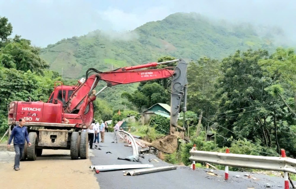 Nhiều tuyến đường miền núi Thanh Hoá sạt lở nghiêm trọng - ảnh 1