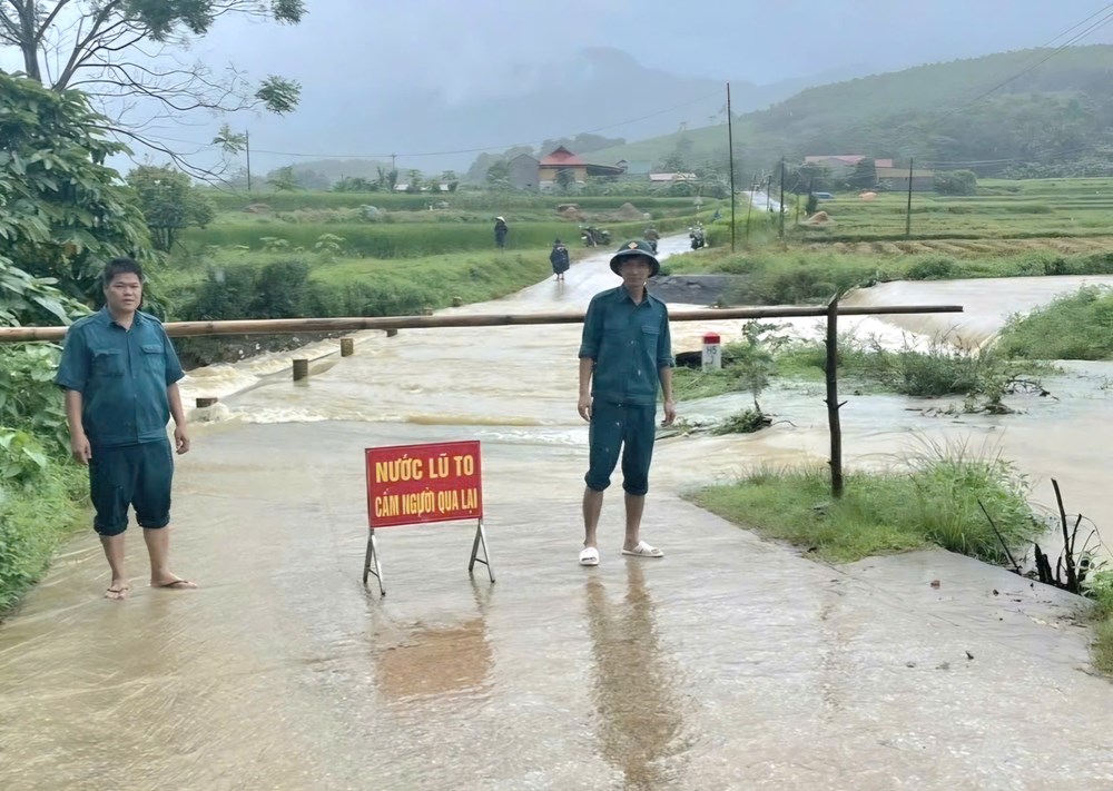 Nhiều ngầm tràn ngập sâu trong nước gây ách tắc giao thông - ảnh 1