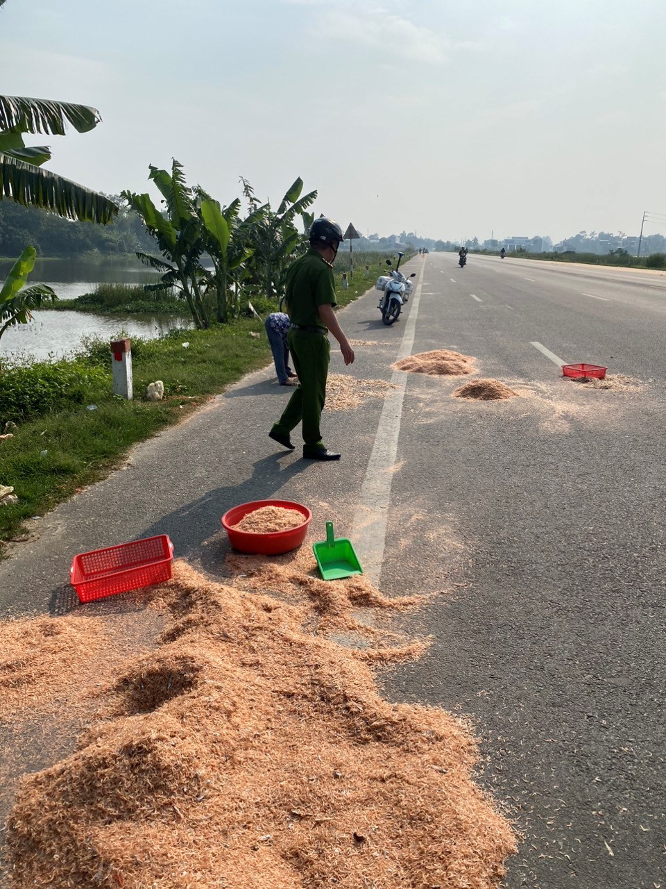 Ngang nhiên chiếm đường phơi ruốc biển gây mất an toàn giao thông - ảnh 3