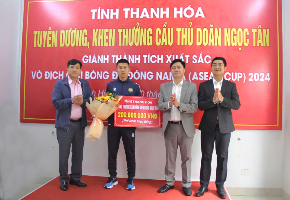 Thanh Hoá tuyên dương, trao thưởng cầu thủ Doãn Ngọc Tân  - ảnh 1