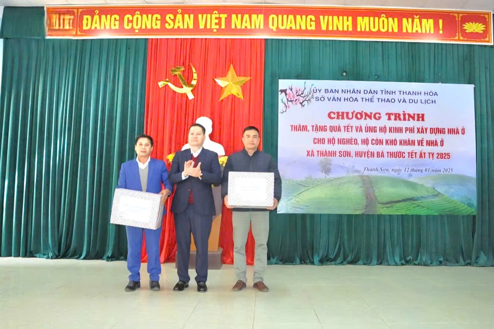 Trao kinh phí hỗ trợ xây dựng nhà và tặng quà Tết cho hộ nghèo, học sinh vượt khó - ảnh 1