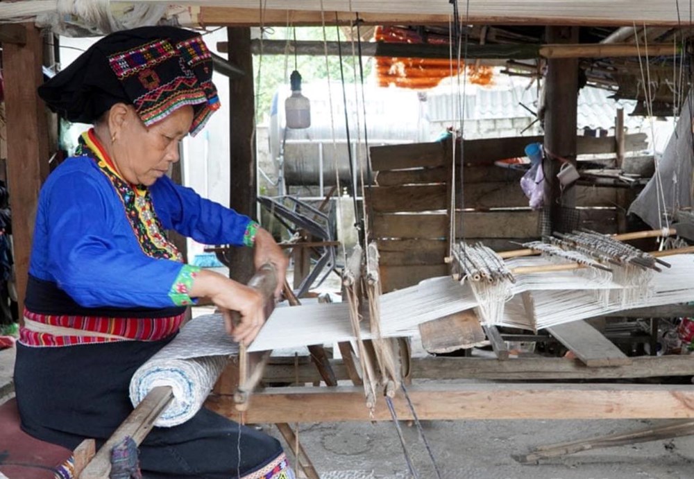 Nghệ thuật trang trí trên trang phục của người Lào là Di sản văn hóa phi vật thể quốc gia - ảnh 1