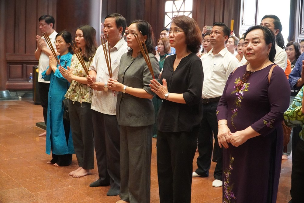 Đoàn đại biểu Liên hoan cán bộ thư viện toàn quốc dâng hương Đền thờ liệt sĩ tại Chiến trường Điện Biên Phủ - ảnh 2