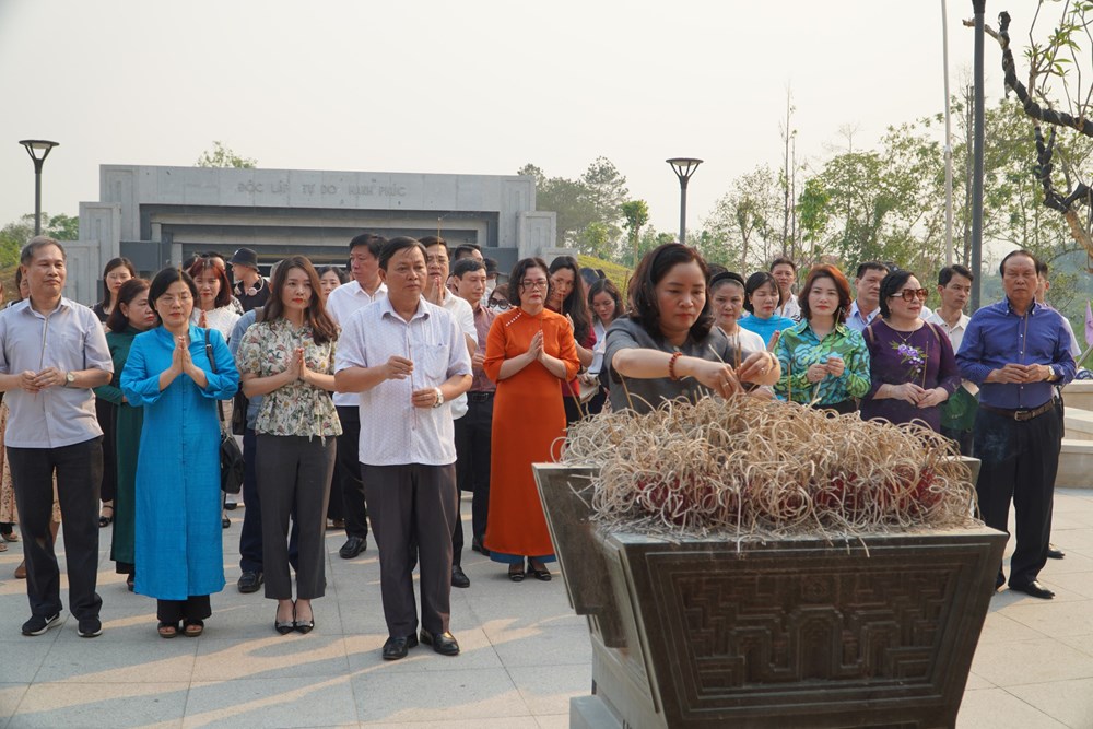 Đoàn đại biểu Liên hoan cán bộ thư viện toàn quốc dâng hương Đền thờ liệt sĩ tại Chiến trường Điện Biên Phủ - ảnh 1