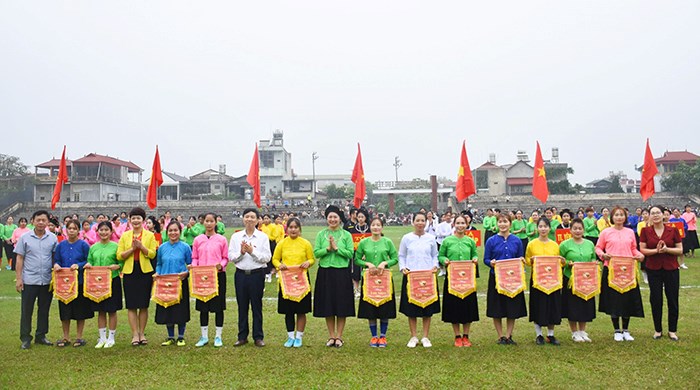 Độc đáo giải bóng đá nữ trang phục các dân tộc ở Lục Yên - ảnh 1