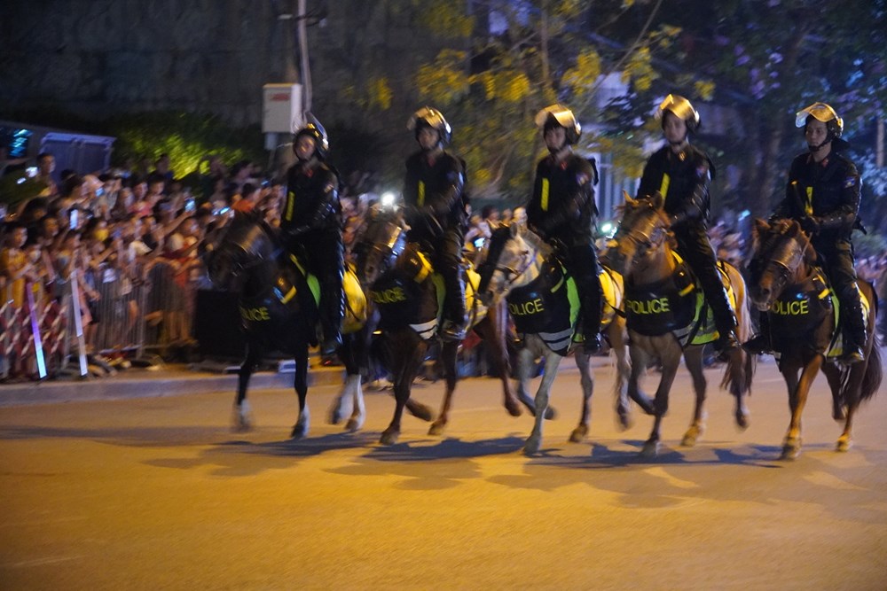 Biểu diễn kỵ binh, nhạc kèn phục vụ người dân, du khách thành phố Điện Biên Phủ - ảnh 3