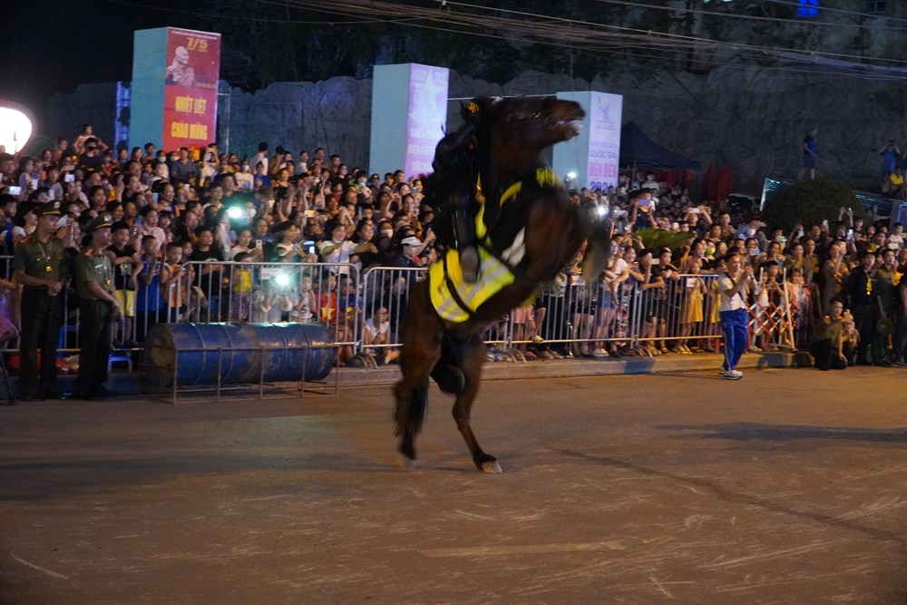 Biểu diễn kỵ binh, nhạc kèn phục vụ người dân, du khách thành phố Điện Biên Phủ - ảnh 4