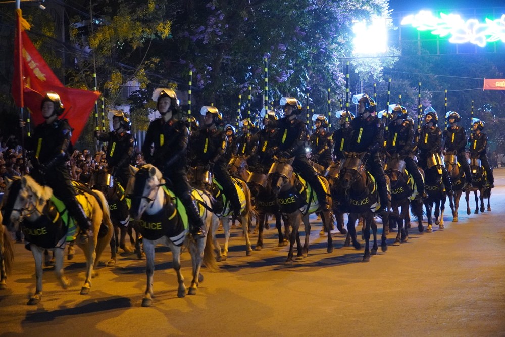 Biểu diễn kỵ binh, nhạc kèn phục vụ người dân, du khách thành phố Điện Biên Phủ - ảnh 6