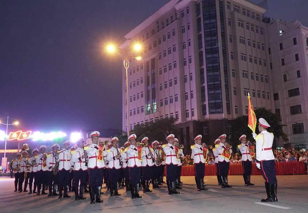 Biểu diễn kỵ binh, nhạc kèn phục vụ người dân, du khách thành phố Điện Biên Phủ - ảnh 1