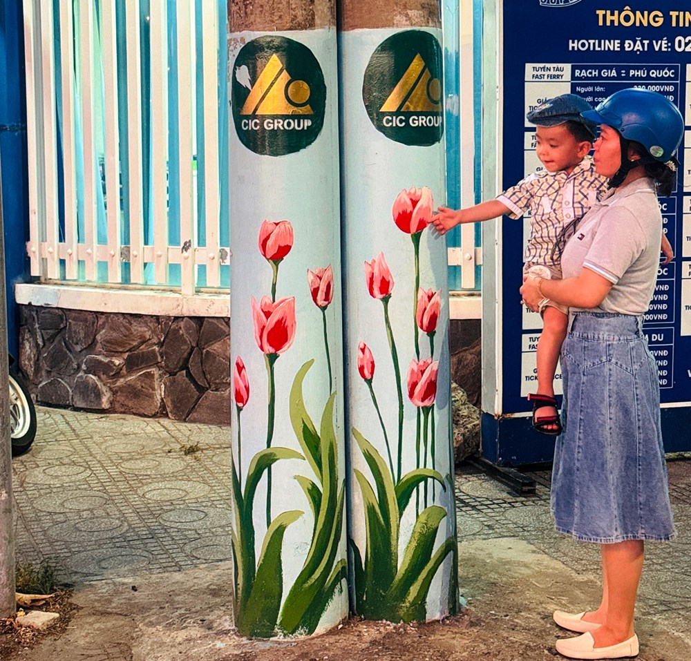 Người dân thích thú khi gần 100 “cột điện nở hoa” ở Kiên Giang   - ảnh 1