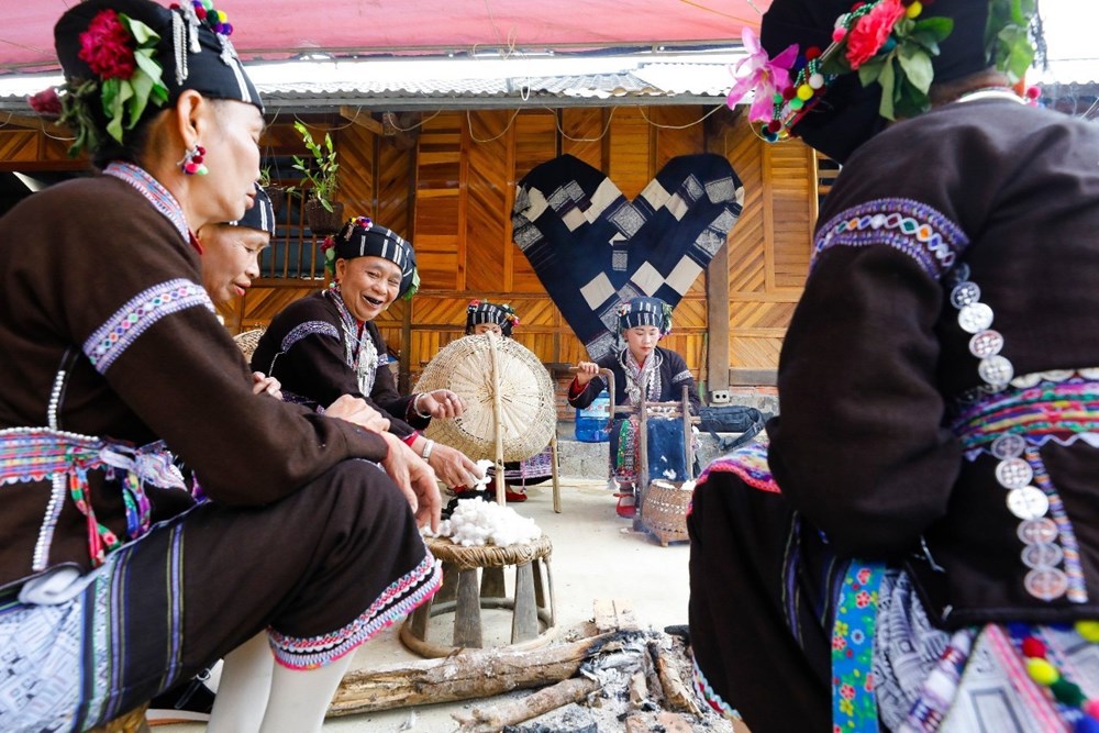 Nét độc đáo trong trang phục truyền thống dân tộc Lự ở Lai Châu - ảnh 2