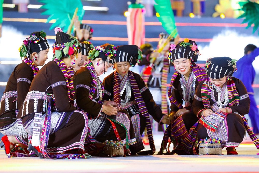 Nét độc đáo trong trang phục truyền thống dân tộc Lự ở Lai Châu - ảnh 1