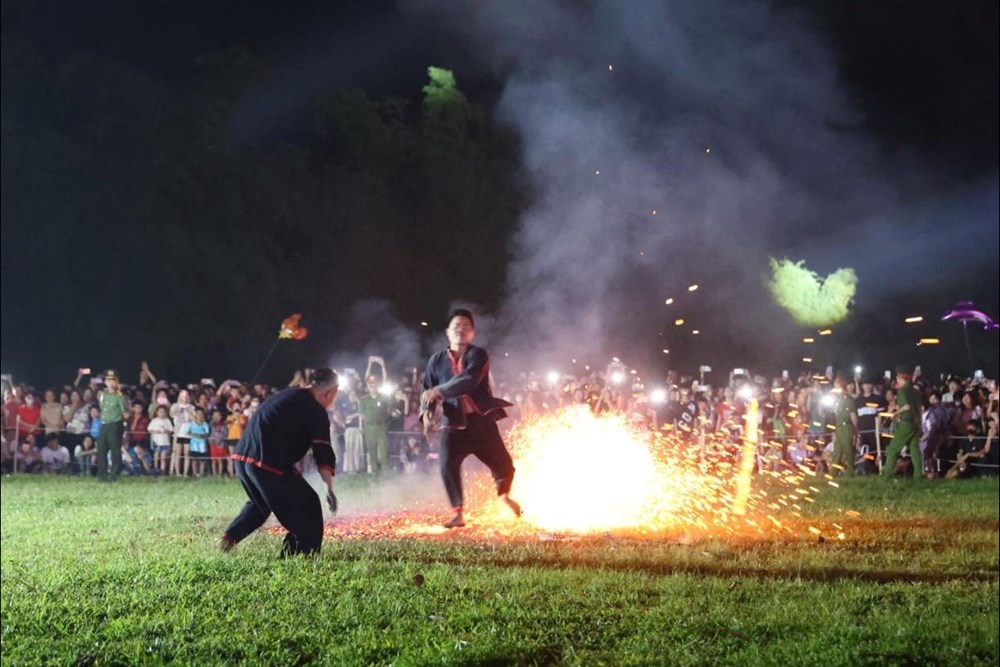 Nghi lễ nhảy lửa của người Pà Thẻn là sản phẩm du lịch đặc trưng của Lâm Bình - ảnh 1