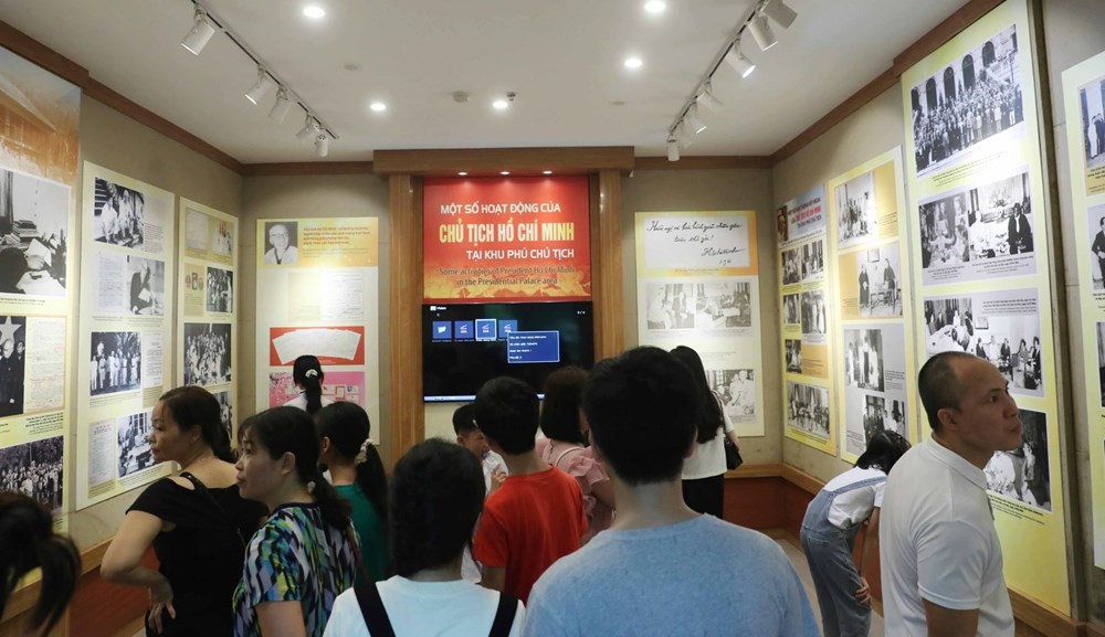 Hàng vạn người dân, khách quốc tế thăm Khu Di tích Chủ tịch Hồ Chí Minh tại Phủ Chủ tịch - ảnh 11