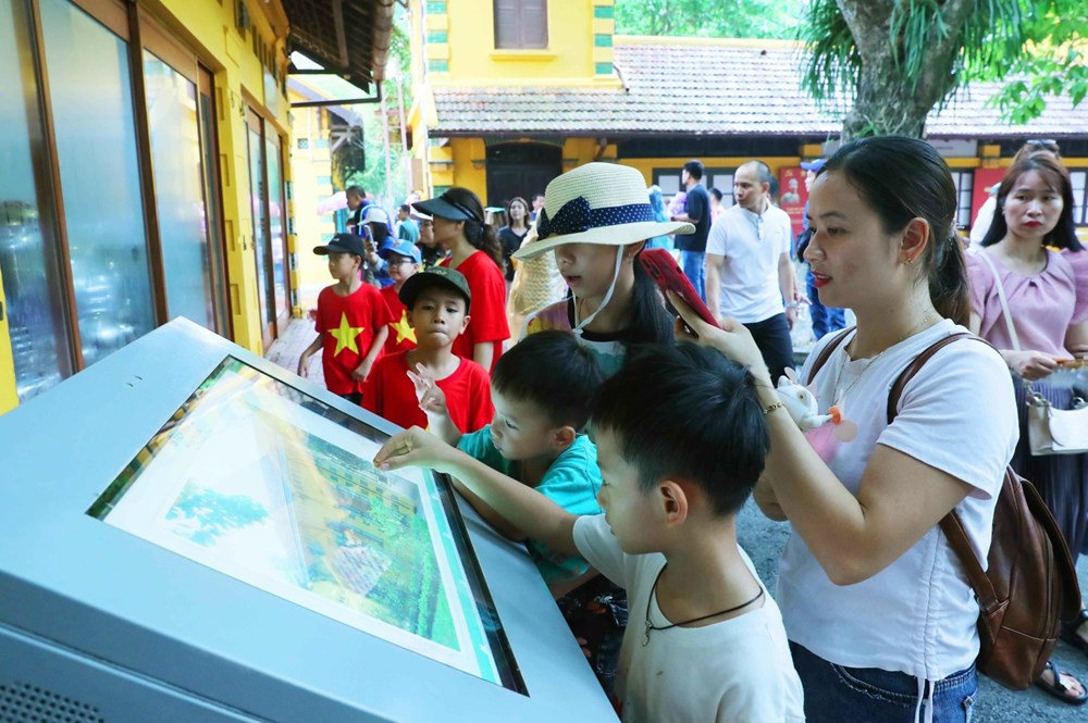 Hàng vạn người dân, khách quốc tế thăm Khu Di tích Chủ tịch Hồ Chí Minh tại Phủ Chủ tịch - ảnh 12