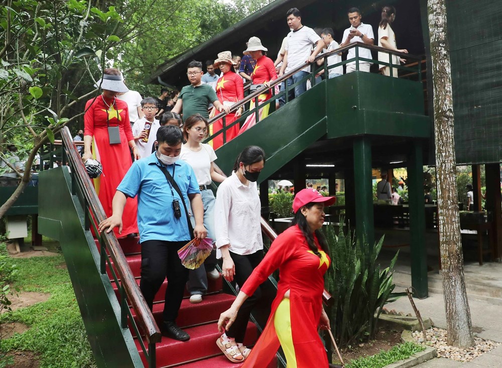 Hàng vạn người dân, khách quốc tế thăm Khu Di tích Chủ tịch Hồ Chí Minh tại Phủ Chủ tịch - ảnh 14