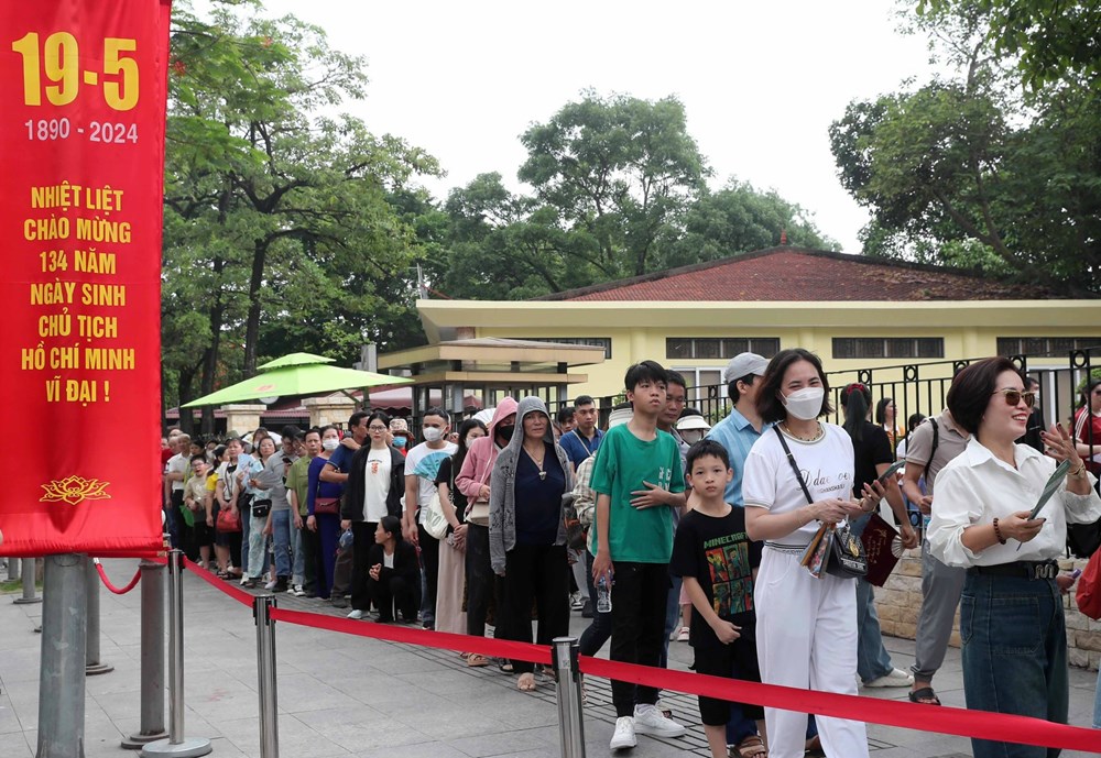 Hàng vạn người dân, khách quốc tế thăm Khu Di tích Chủ tịch Hồ Chí Minh tại Phủ Chủ tịch - ảnh 1