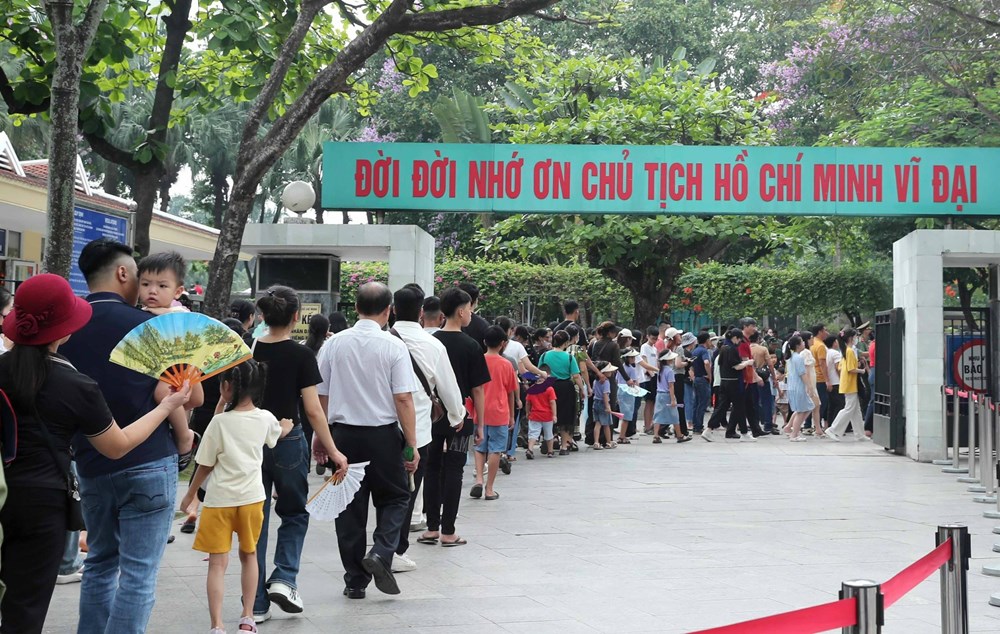 Hàng vạn người dân, khách quốc tế thăm Khu Di tích Chủ tịch Hồ Chí Minh tại Phủ Chủ tịch - ảnh 2