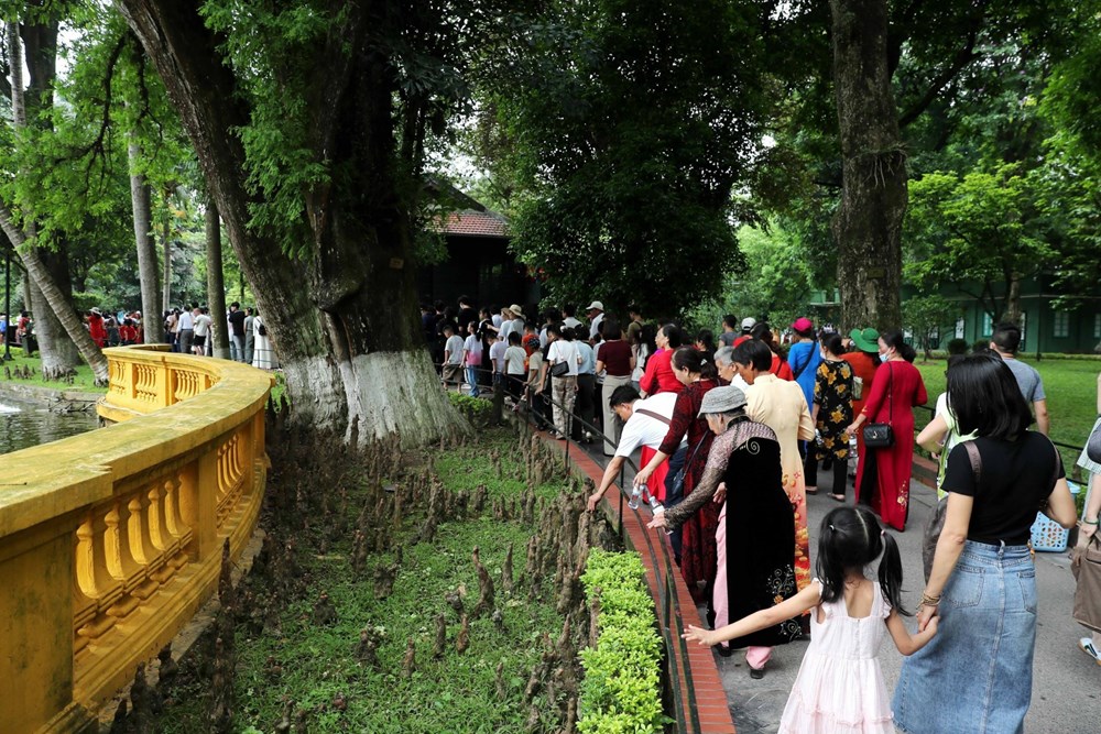Hàng vạn người dân, khách quốc tế thăm Khu Di tích Chủ tịch Hồ Chí Minh tại Phủ Chủ tịch - ảnh 3