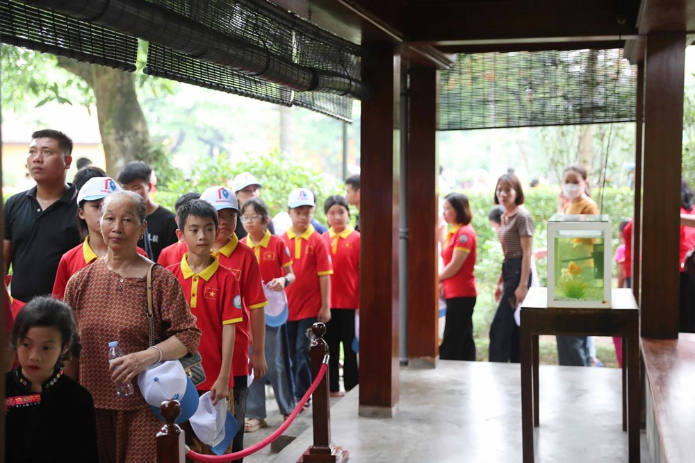 Hàng vạn người dân, khách quốc tế thăm Khu Di tích Chủ tịch Hồ Chí Minh tại Phủ Chủ tịch - ảnh 5