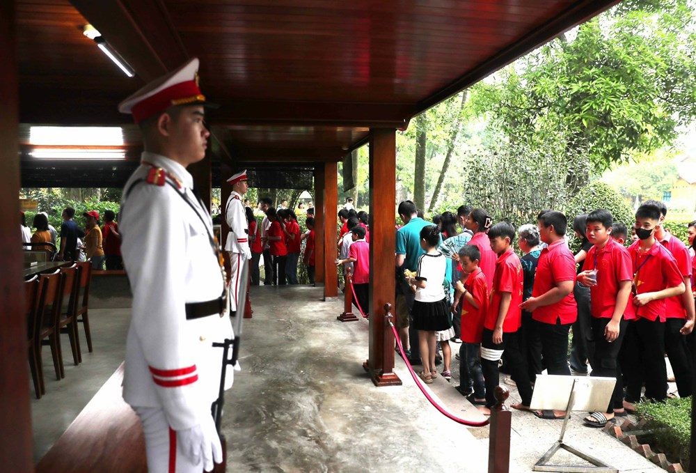 Hàng vạn người dân, khách quốc tế thăm Khu Di tích Chủ tịch Hồ Chí Minh tại Phủ Chủ tịch - ảnh 7