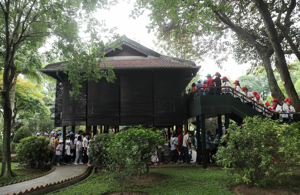 Hàng vạn người dân, khách quốc tế thăm Khu Di tích Chủ tịch Hồ Chí Minh tại Phủ Chủ tịch - ảnh 8