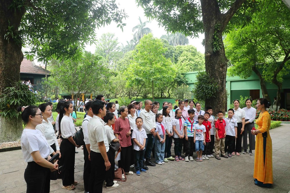 Hàng vạn người dân, khách quốc tế thăm Khu Di tích Chủ tịch Hồ Chí Minh tại Phủ Chủ tịch - ảnh 9