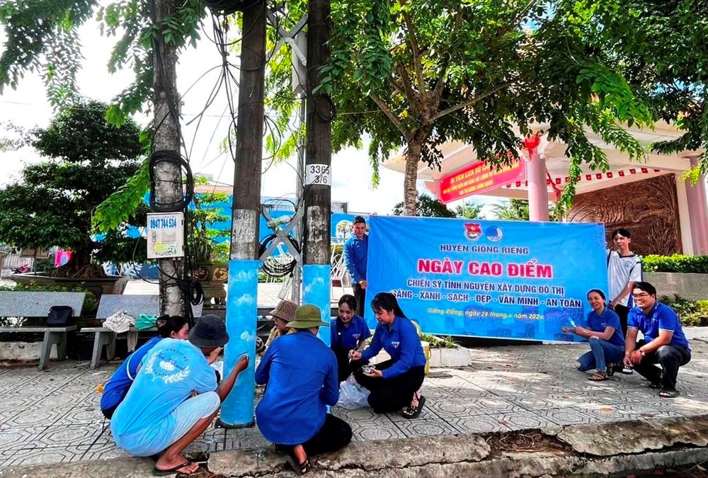 Lan tỏa phong trào vẽ hoa trên cột điện ở Kiên Giang  - ảnh 1