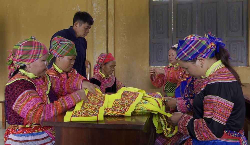 Giữ nghề in thêu sáp ong và may truyền thống của người Mông - ảnh 4