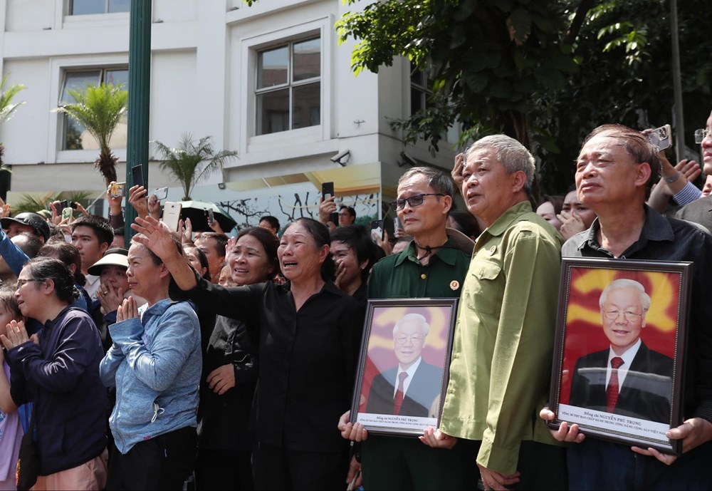 Người dân Hà Nội xúc động tiễn biệt Tổng Bí thư Nguyễn Phú Trọng - ảnh 13