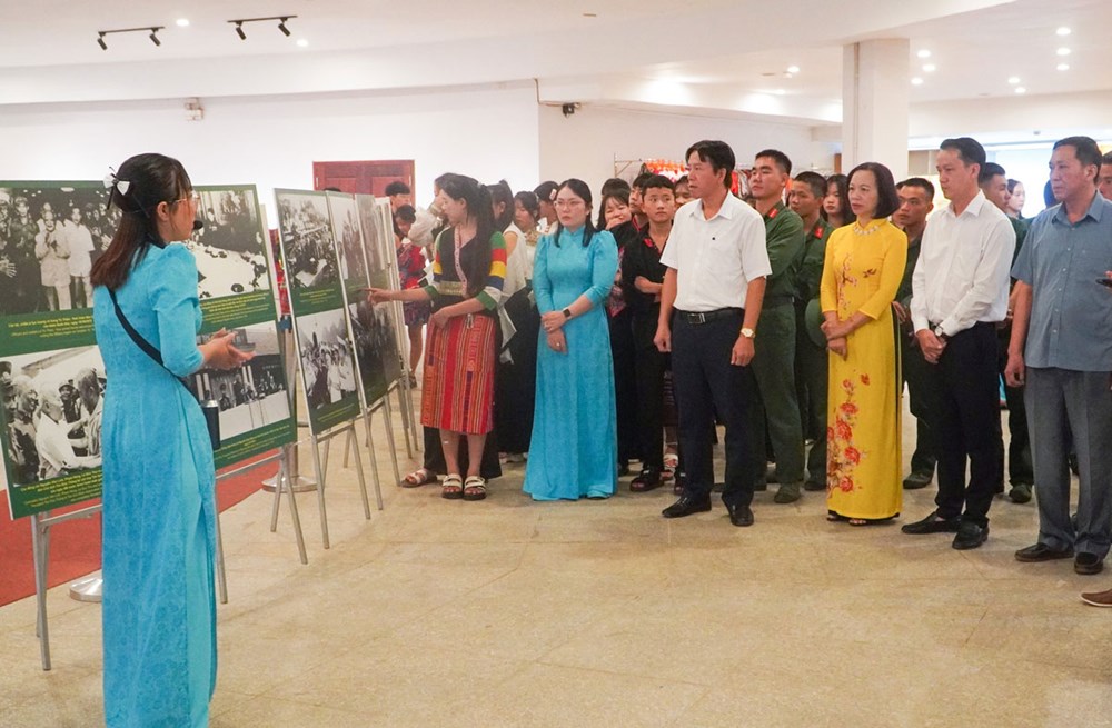 Khai mạc triển lãm ảnh chuyên đề “Bác Tôn với Quân đội nhân dân Việt Nam”  - ảnh 2