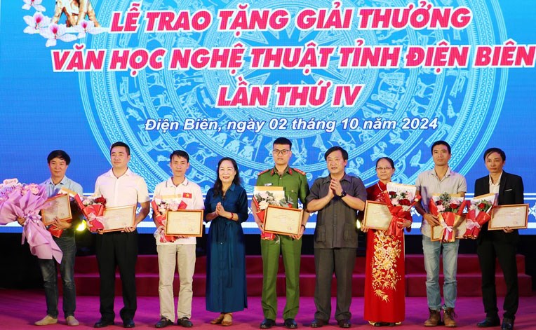  32 tác giả xuất sắc đạt Giải thưởng văn học, nghệ thuật Điện Biên lần thứ IV - ảnh 1